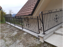 Ograje Dečman s.p. - Umetno kovaštvo in kovane ograje - Balkonske ograje - Primer sličice 042